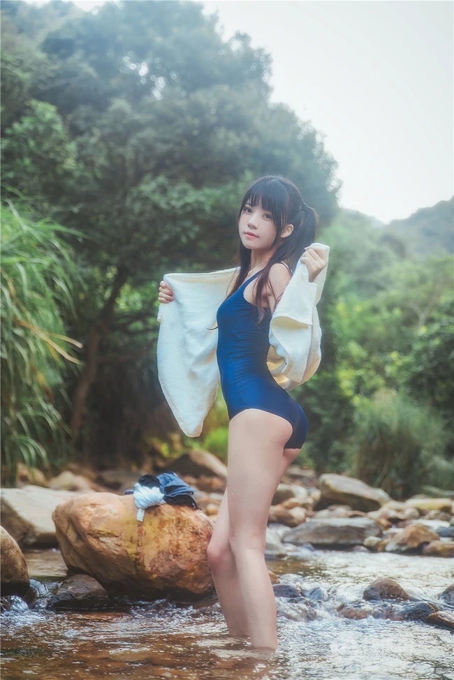童颜浅粉妹子小女生紧身死库水小溪石头间白皙线条感好看写真图片