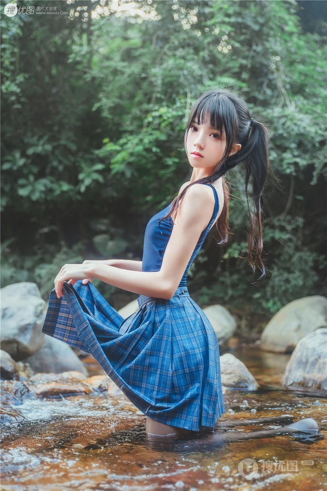 童颜浅粉妹子小女生紧身死库水小溪石头间白皙线条感好看写真图片