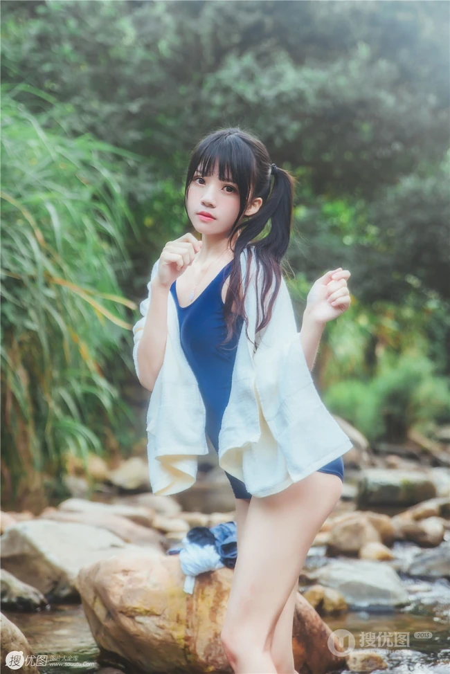 童颜浅粉妹子小女生紧身死库水小溪石头间白皙线条感好看写真图片