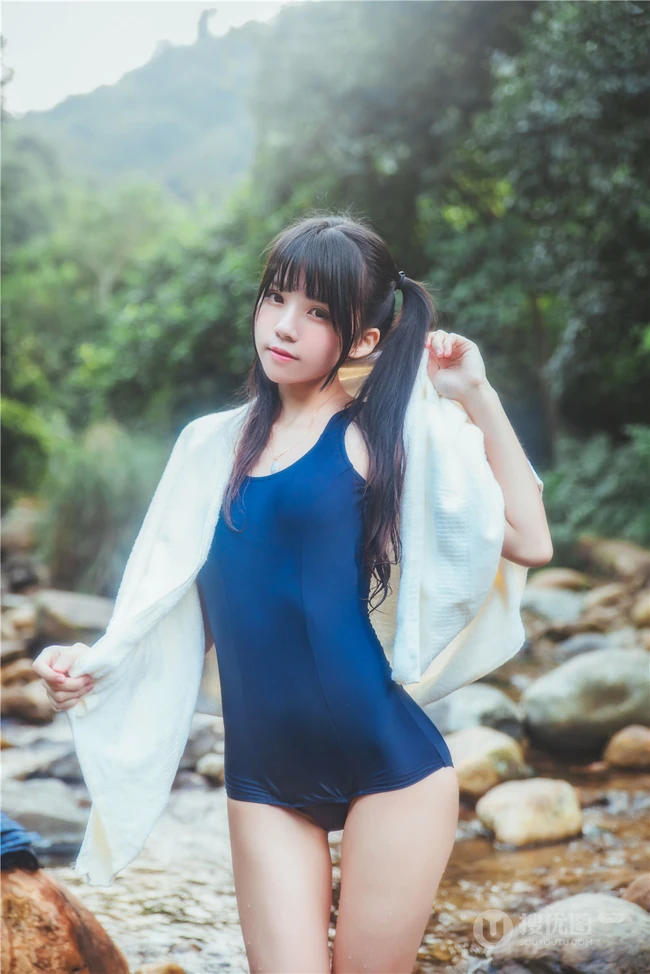 童颜浅粉妹子小女生紧身死库水小溪石头间白皙线条感好看写真图片