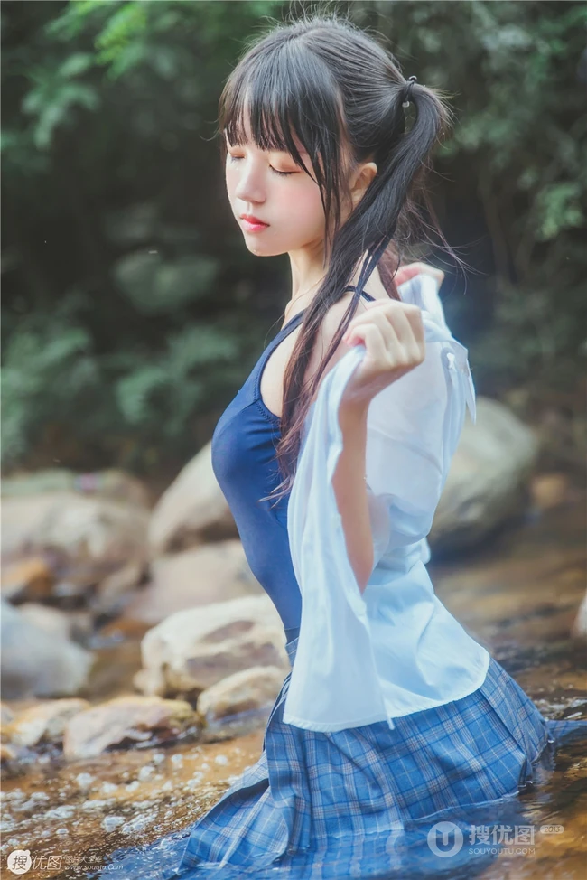 童颜浅粉妹子小女生紧身死库水小溪石头间白皙线条感好看写真图片