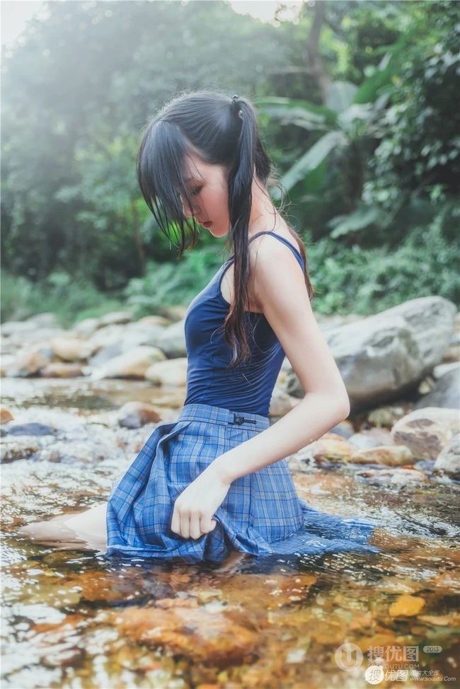 童颜浅粉妹子小女生紧身死库水小溪石头间白皙线条感好看写真图片