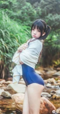 童颜浅粉妹子小女生紧身死库水小溪石头间白皙线条感好看写真图片