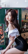 气质女生教师紧身黑裙吸睛荡魄小黑板前妩媚柔美写真图片