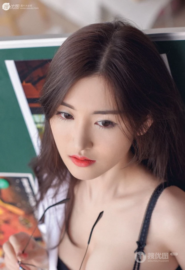 气质女生教师紧身黑裙吸睛荡魄小黑板前妩媚柔美写真图片