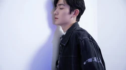 明星帅哥朱一龙黑白纯色写真，清爽帅气
