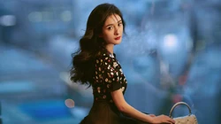 杨幂大卷发造型身着白花黑底花裙子室内写真壁纸