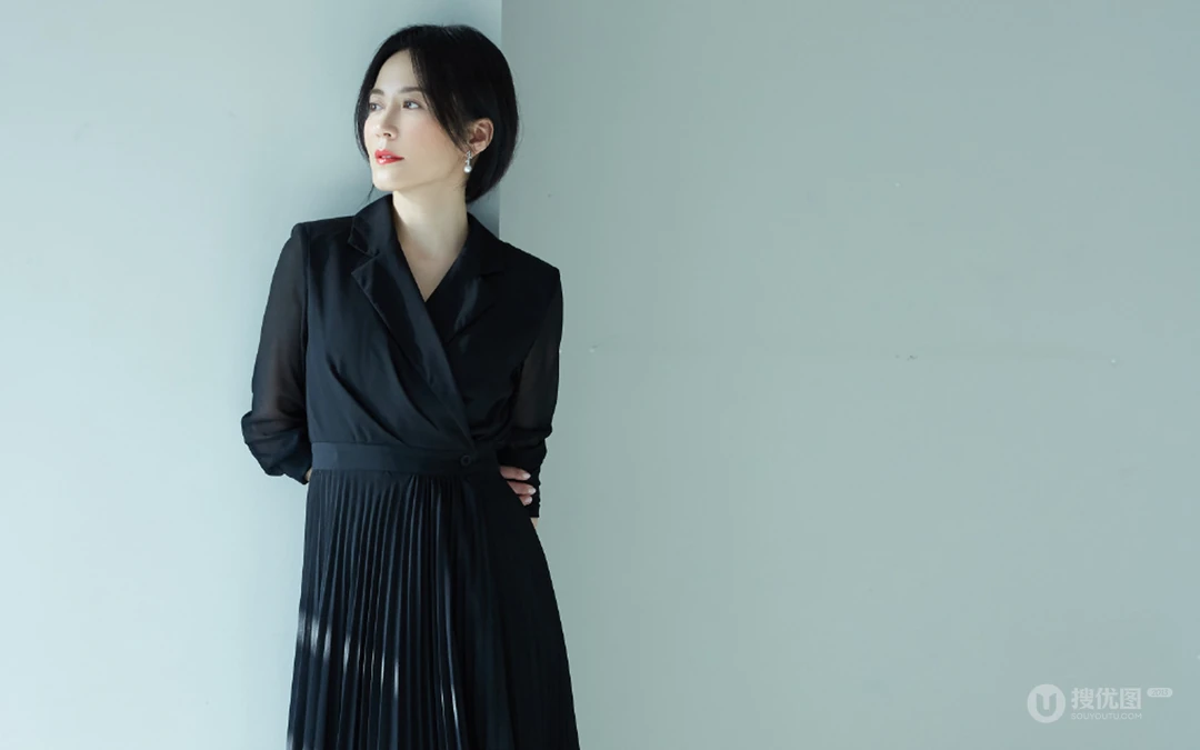 明星美女俞飞鸿黑色连衣百褶裙写真桌面壁纸