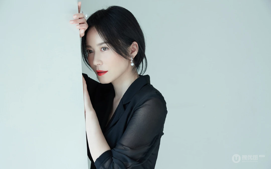 明星美女俞飞鸿黑色连衣百褶裙写真桌面壁纸