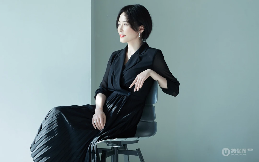 明星美女俞飞鸿黑色连衣百褶裙写真桌面壁纸