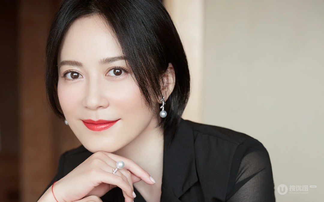 明星美女俞飞鸿黑色连衣百褶裙写真桌面壁纸