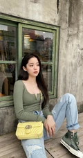 欧阳娜娜紧身衣牛仔裤气质美照，长发飘逸，身材匀称
