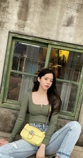 欧阳娜娜紧身衣牛仔裤气质美照，长发飘逸，身材匀称