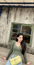 欧阳娜娜紧身衣牛仔裤气质美照，长发飘逸，身材匀称