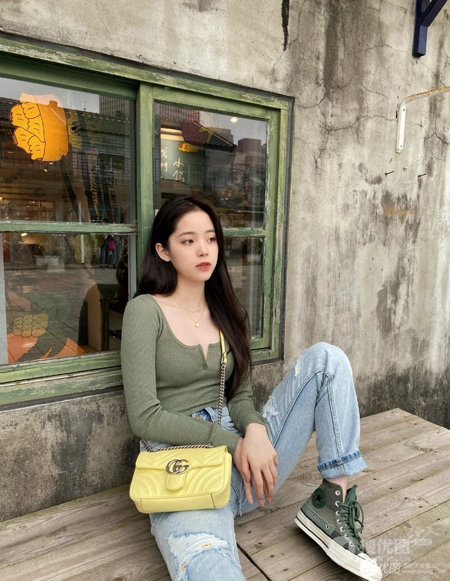 欧阳娜娜紧身衣牛仔裤气质美照，长发飘逸，身材匀称