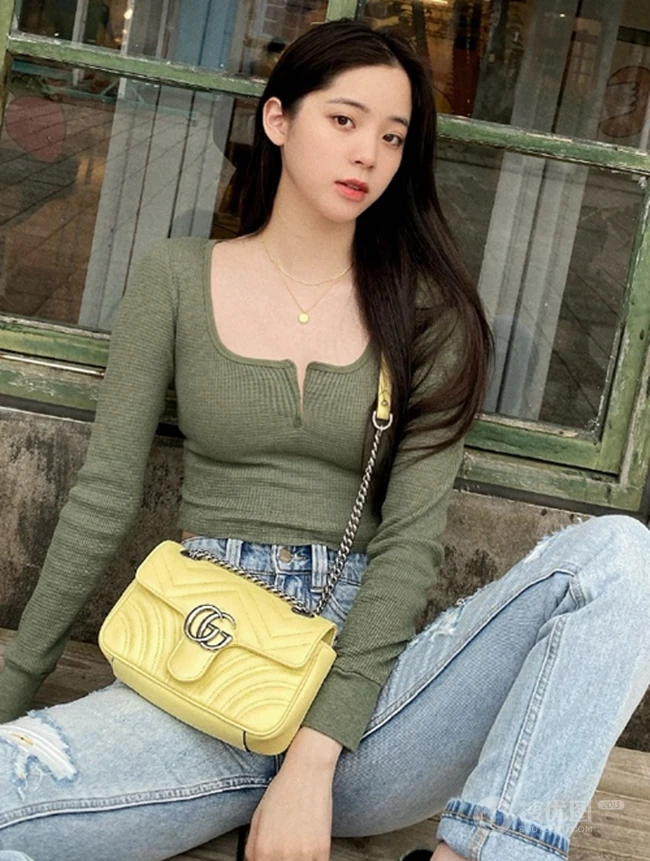 欧阳娜娜紧身衣牛仔裤气质美照，长发飘逸，身材匀称