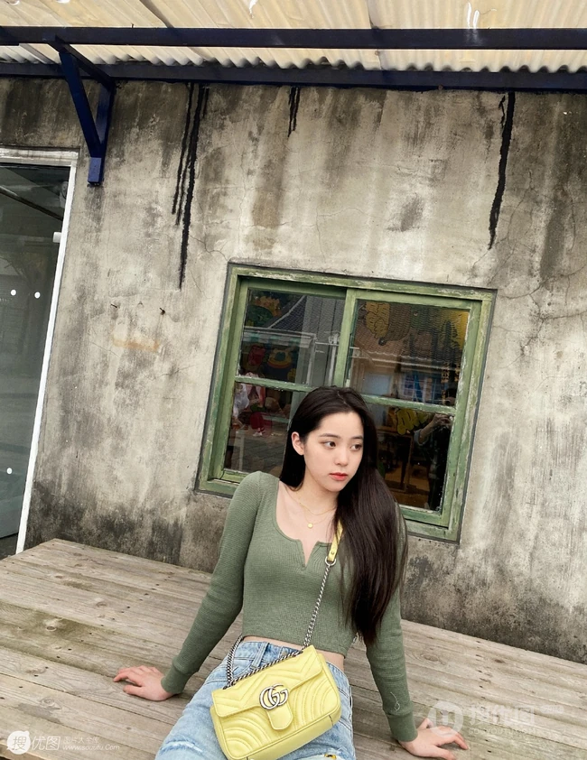 欧阳娜娜紧身衣牛仔裤气质美照，长发飘逸，身材匀称