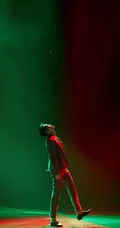 帅哥张艺兴台上演出精彩摄影手机壁纸