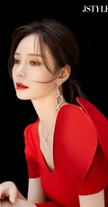 沈梦辰气质时尚红裙柔美写真图片，妆容精致，红唇气质