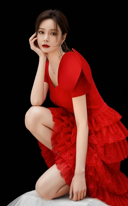 沈梦辰气质时尚红裙柔美写真图片，妆容精致，红唇气质