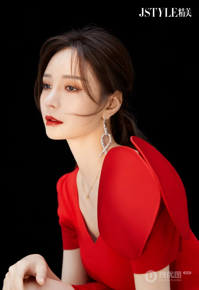 沈梦辰气质时尚红裙柔美写真图片，妆容精致，红唇气质