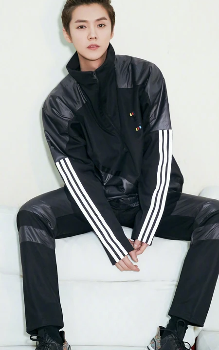 帅哥鹿晗一身运动套装活力四射手机壁纸
