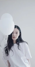 隋雨蒙白衣牛仔裤唯美棚拍图片，手拿气球悠闲朦胧而清新
