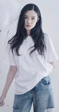 隋雨蒙白衣牛仔裤唯美棚拍图片，手拿气球悠闲朦胧而清新