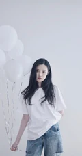 隋雨蒙白衣牛仔裤唯美棚拍图片，手拿气球悠闲朦胧而清新
