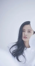 隋雨蒙白衣牛仔裤唯美棚拍图片，手拿气球悠闲朦胧而清新