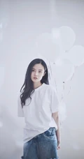 隋雨蒙白衣牛仔裤唯美棚拍图片，手拿气球悠闲朦胧而清新