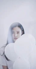 隋雨蒙白衣牛仔裤唯美棚拍图片，手拿气球悠闲朦胧而清新