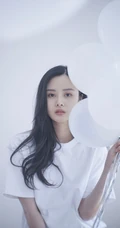 隋雨蒙白衣牛仔裤唯美棚拍图片，手拿气球悠闲朦胧而清新