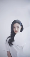 隋雨蒙白衣牛仔裤唯美棚拍图片，手拿气球悠闲朦胧而清新