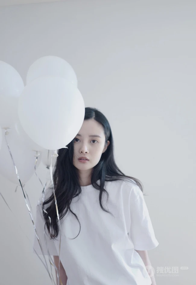隋雨蒙白衣牛仔裤唯美棚拍图片，手拿气球悠闲朦胧而清新