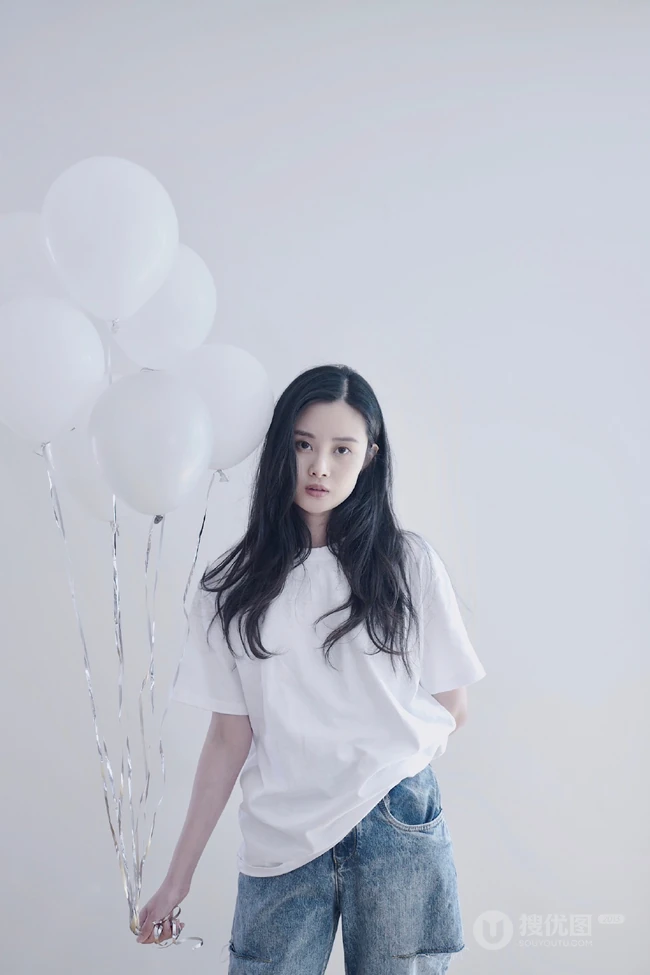 隋雨蒙白衣牛仔裤唯美棚拍图片，手拿气球悠闲朦胧而清新