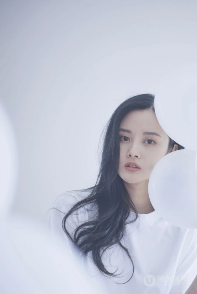 隋雨蒙白衣牛仔裤唯美棚拍图片，手拿气球悠闲朦胧而清新