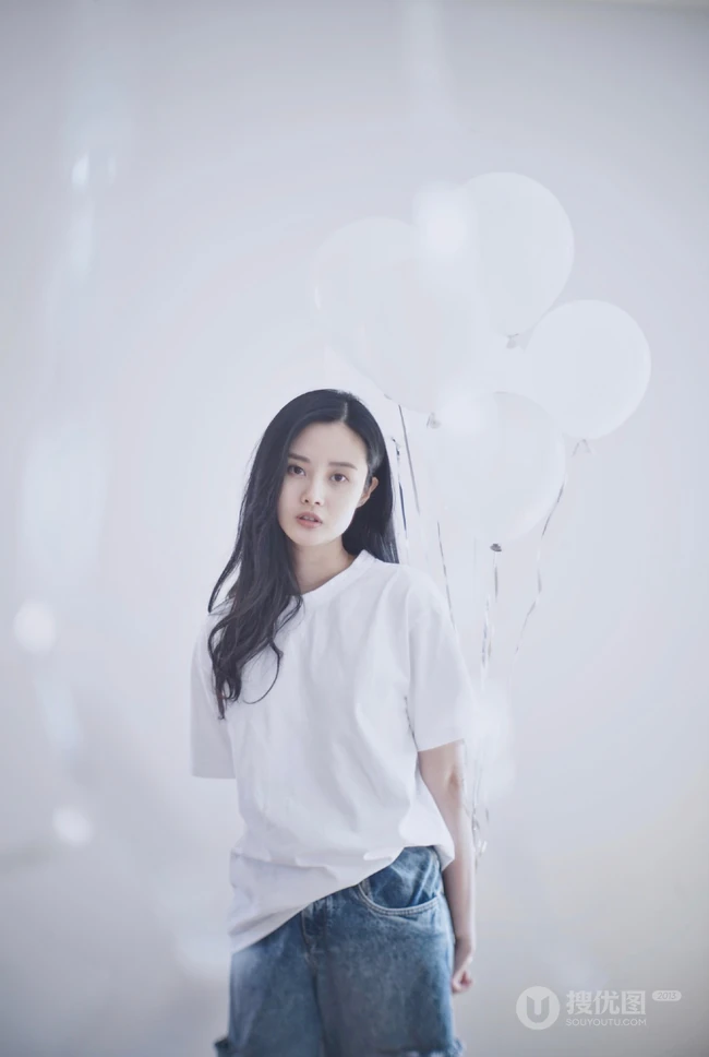 隋雨蒙白衣牛仔裤唯美棚拍图片，手拿气球悠闲朦胧而清新