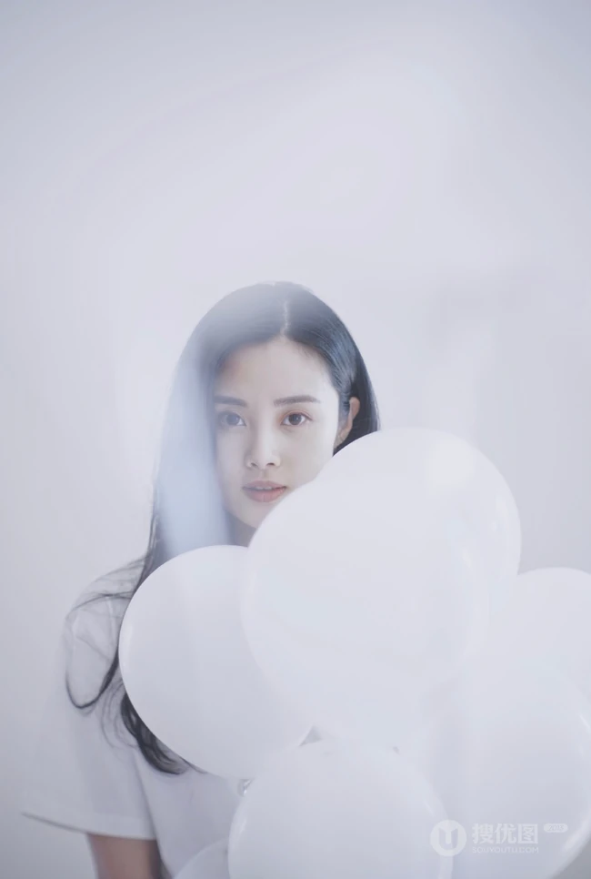 隋雨蒙白衣牛仔裤唯美棚拍图片，手拿气球悠闲朦胧而清新