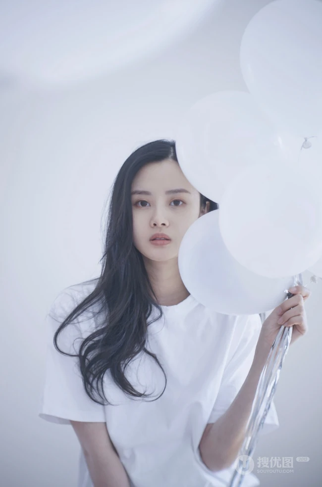 隋雨蒙白衣牛仔裤唯美棚拍图片，手拿气球悠闲朦胧而清新