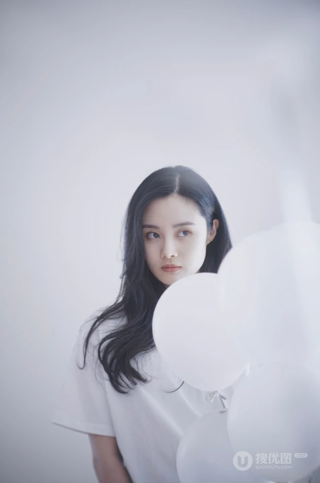 隋雨蒙白衣牛仔裤唯美棚拍图片，手拿气球悠闲朦胧而清新