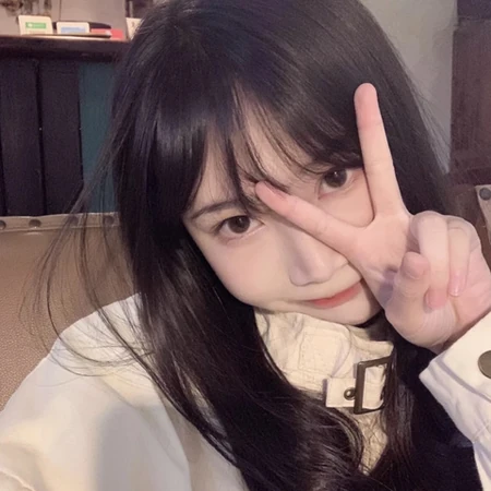比耶手势自拍的长发女生头像图片