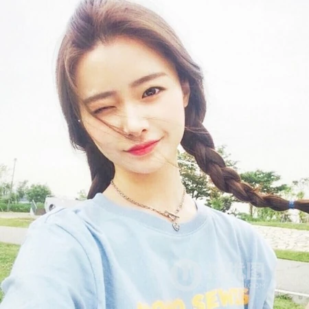 比耶手势自拍的长发女生头像图片