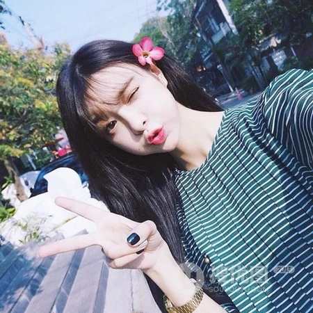 比耶手势自拍的长发女生头像图片