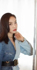 宋茜表情高冷双手抱胸气场十足酷美写真图片