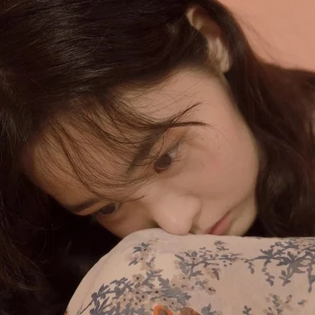 长发歪脖子自拍的清纯女生头像图片