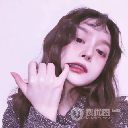 长发歪脖子自拍的清纯女生头像图片