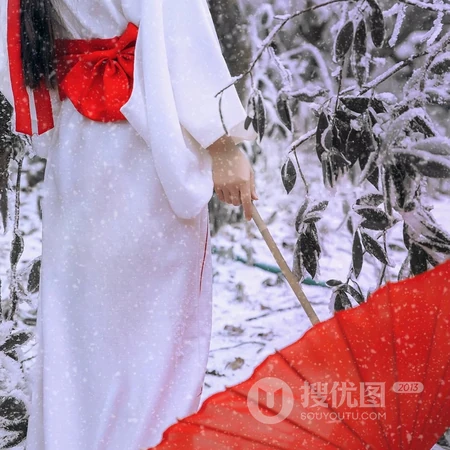 在雪中身材和服拿红色油纸伞的和系少女头像图片