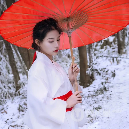 在雪中身材和服拿红色油纸伞的和系少女头像图片