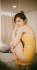 暖暖的色调，浅粉苗条女生琳琳紧身肩带家居服私密摄影艺术图片